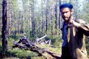 В.Фаст у поваленного взрывом дерева