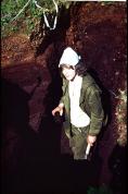 Студент ТГУ в торфяной яме на Бублике. Яма вырублена в вечной мерзлоте. Нижний образец торфа имеет возраст 7-8 тыс. лет.