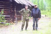 А.В.Кирсанов и А. Блинов на фоне Командорской избы