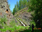 Люба Пелехань на фоне водопада Чургим