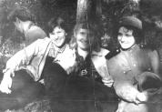 Счастливые. Слева-направо: Катя Куренкова (Ильина), Лера Сапожникова и Катя Осинская